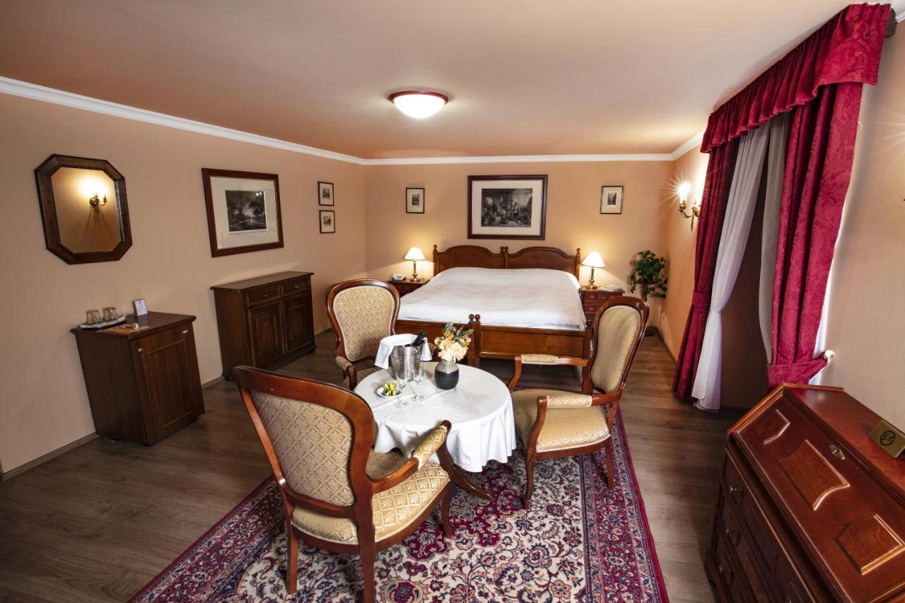 Hotel Zámek Štiřín Velké Popovice Exterior foto